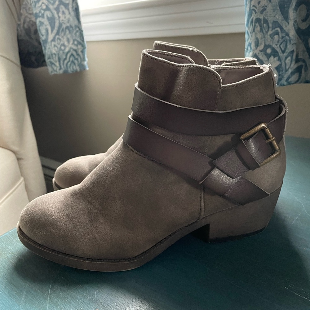 Super cute tan booties!